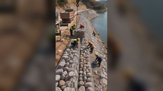 Keine starre Betonverkleidung mehr. Gabionenkäfige lassen Wasser und Erde zirkulieren und stellen die natürliche Ökologie wieder her.