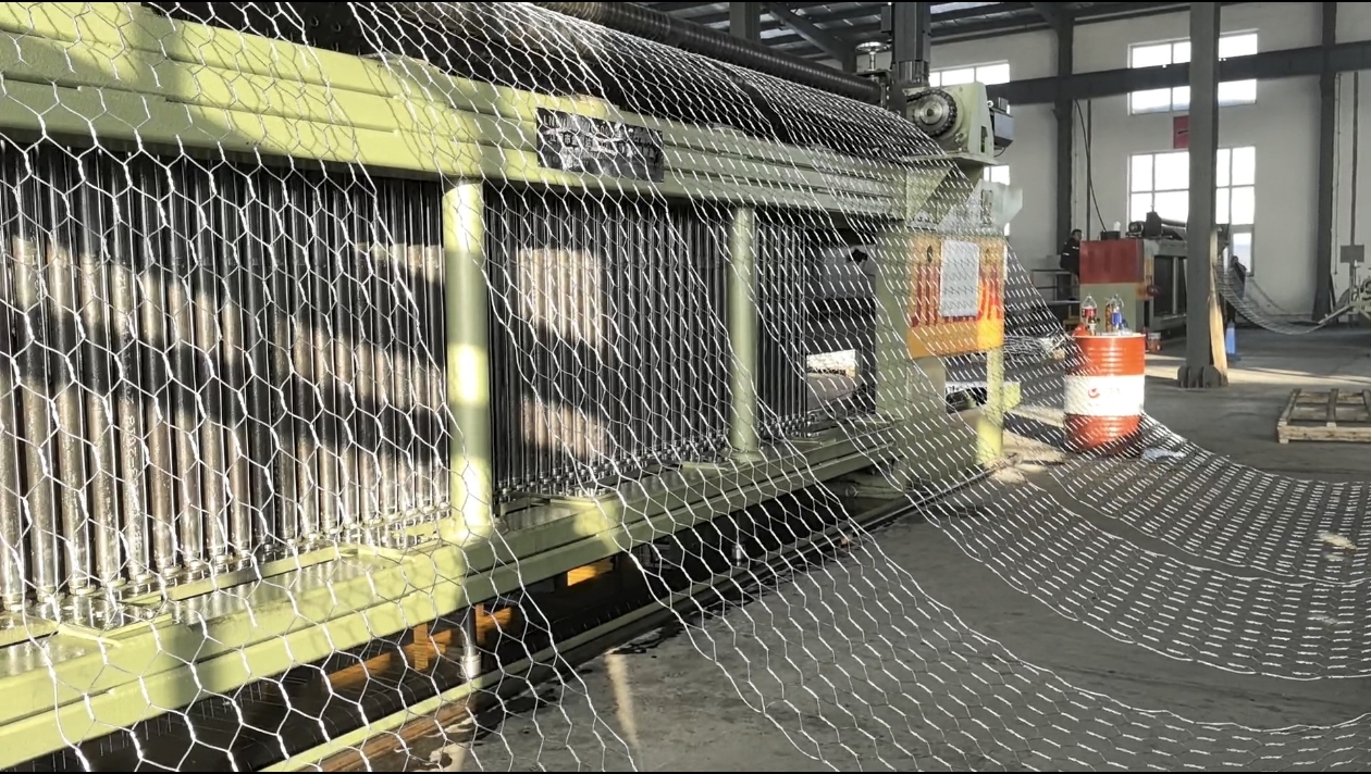 Neueste Unternehmensblogs über Der verborgene Zusammenhang zwischen Fabrikerfolg und der richtigen Gabionenmaschine