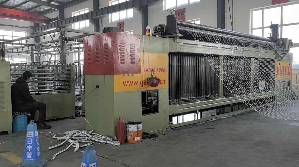 Neueste Unternehmensblogs über Warum ausländische Kunden weiterhin chinesische Fabriken für Gabion-Ausrüstung wählen