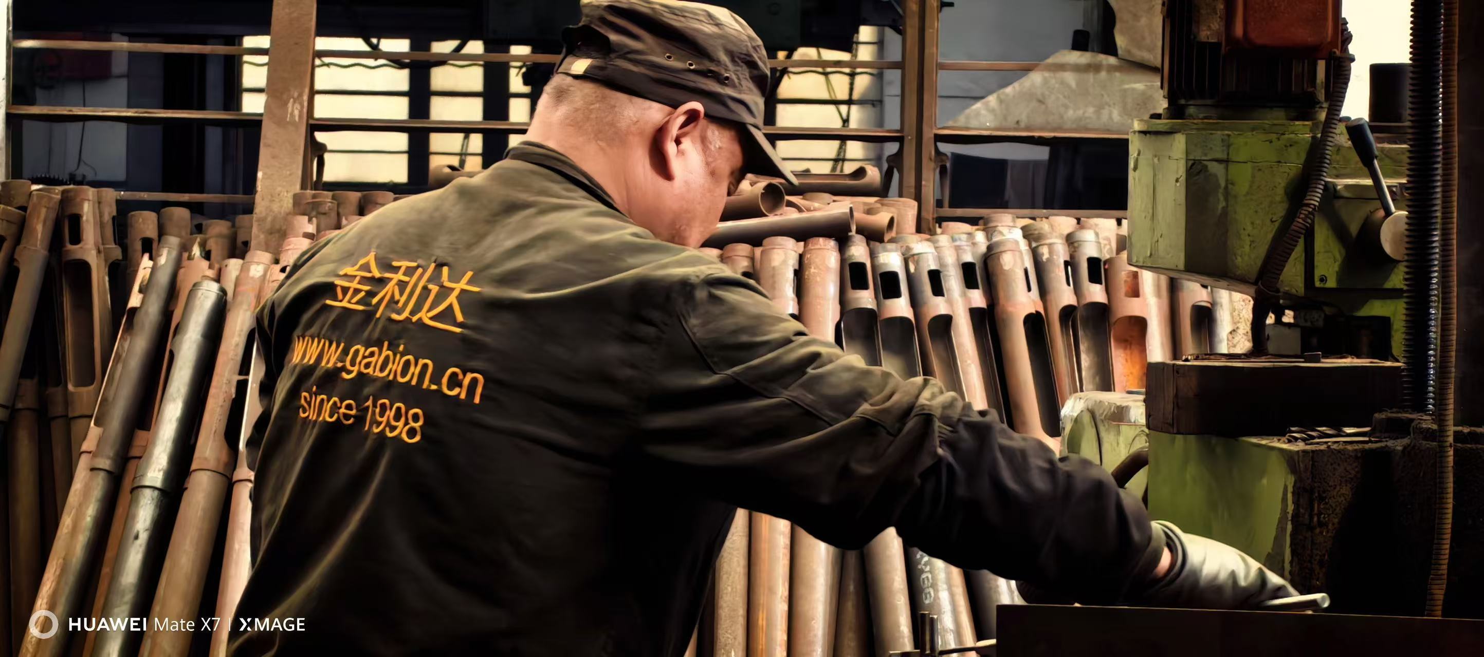 Neueste Unternehmensblogs über Seit 1998: JINLIDA als Quellhersteller von CNC Gabion Maschine für die globale Drahtnetzproduktion