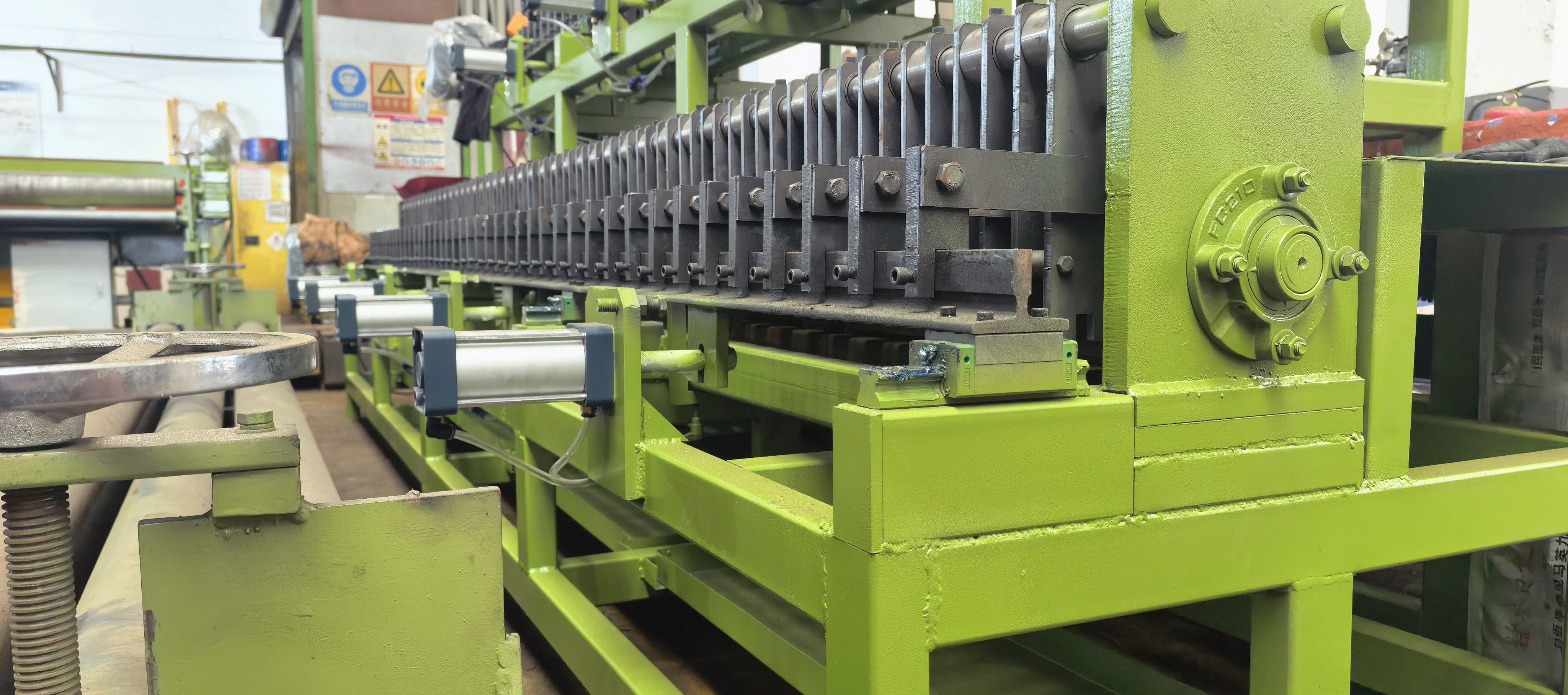 Neueste Unternehmensblogs über Why Edge Winding Matters: The Benefits of a Reliable Gabion Basket Edge Winding Machine